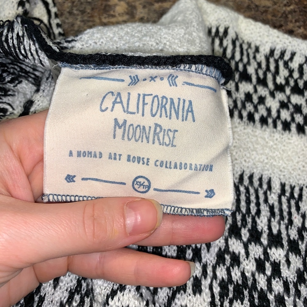XS California Moonrise knit fringe poncho - Picture 2 of 7